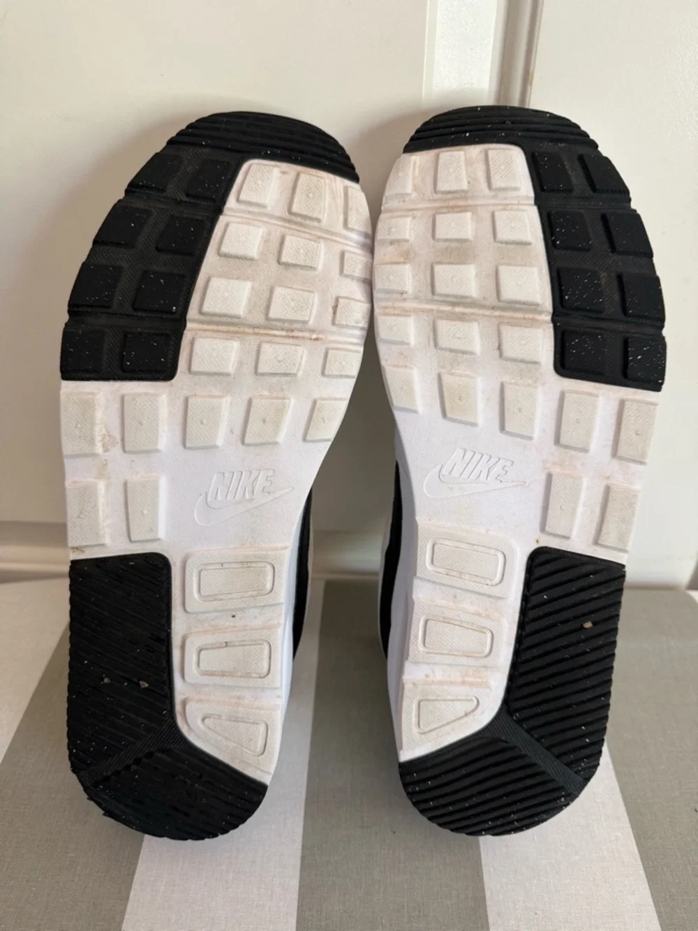 Nike White Air Max SC Sneakers with Black Swoosh - Picture 5 of 12